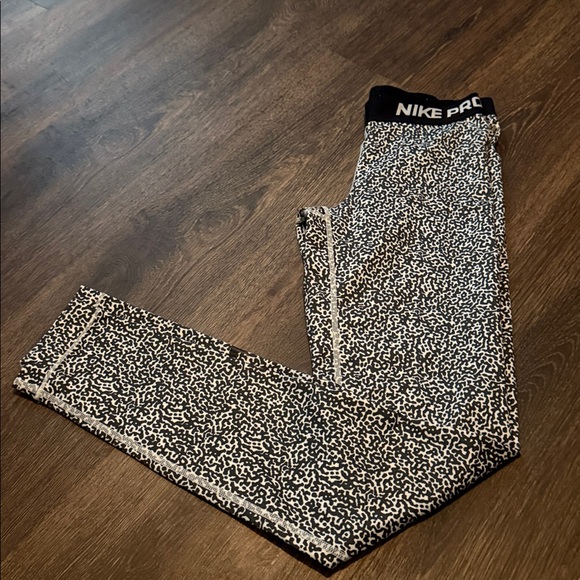 Nike Pro Leopard Patterned Leggings - Picture 1 of 2